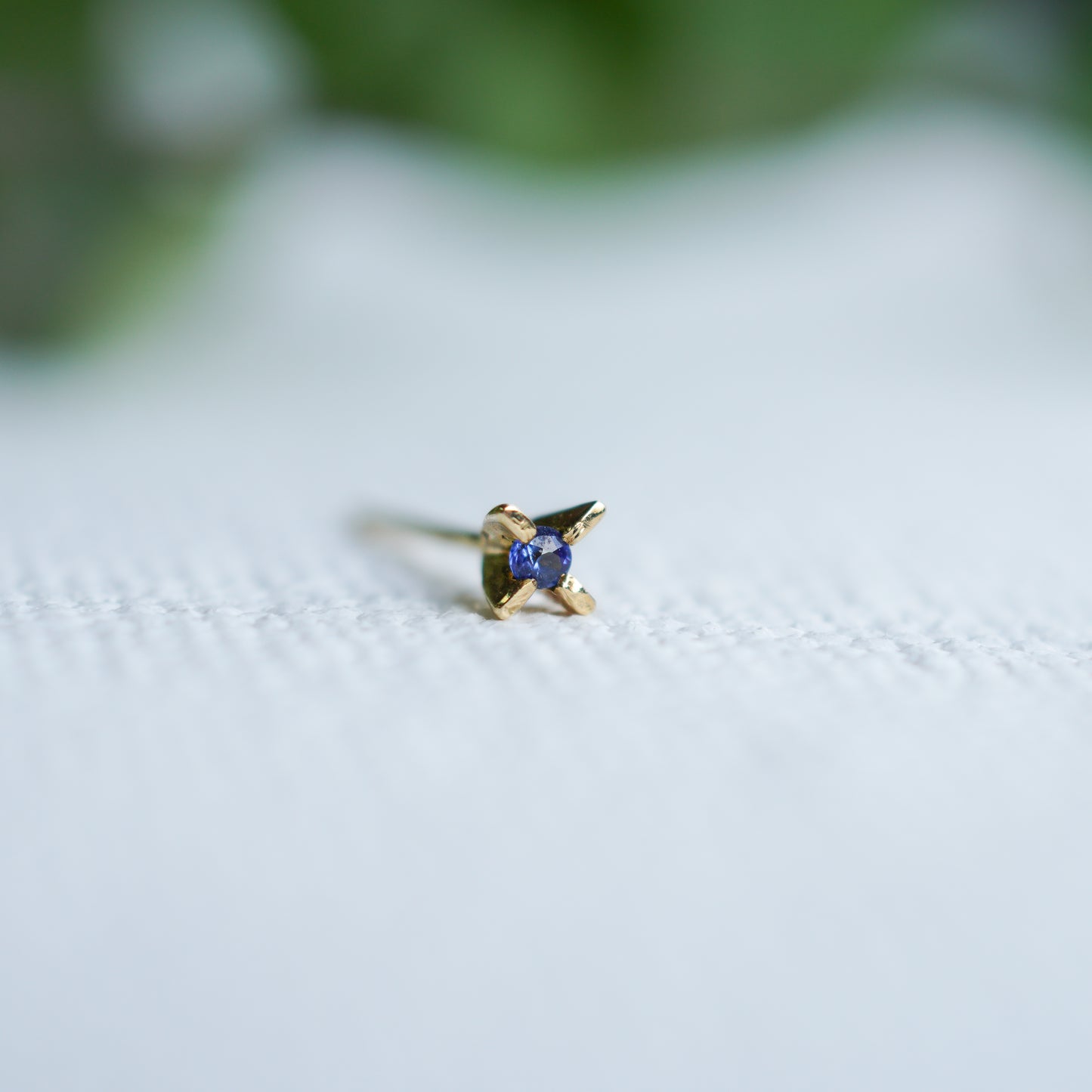 hp-19fw-627 ミニ立て爪 ピアス / サファイヤ