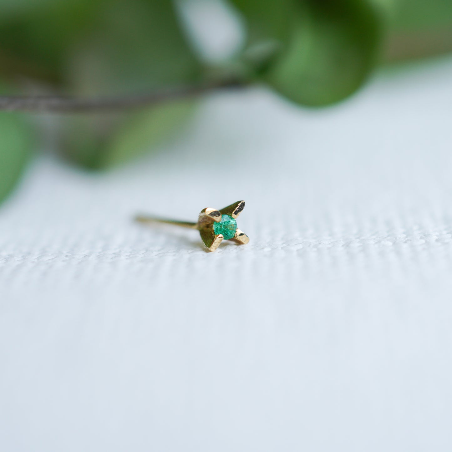 hp-19fw-628 ミニ立て爪 ピアス / エメラルド