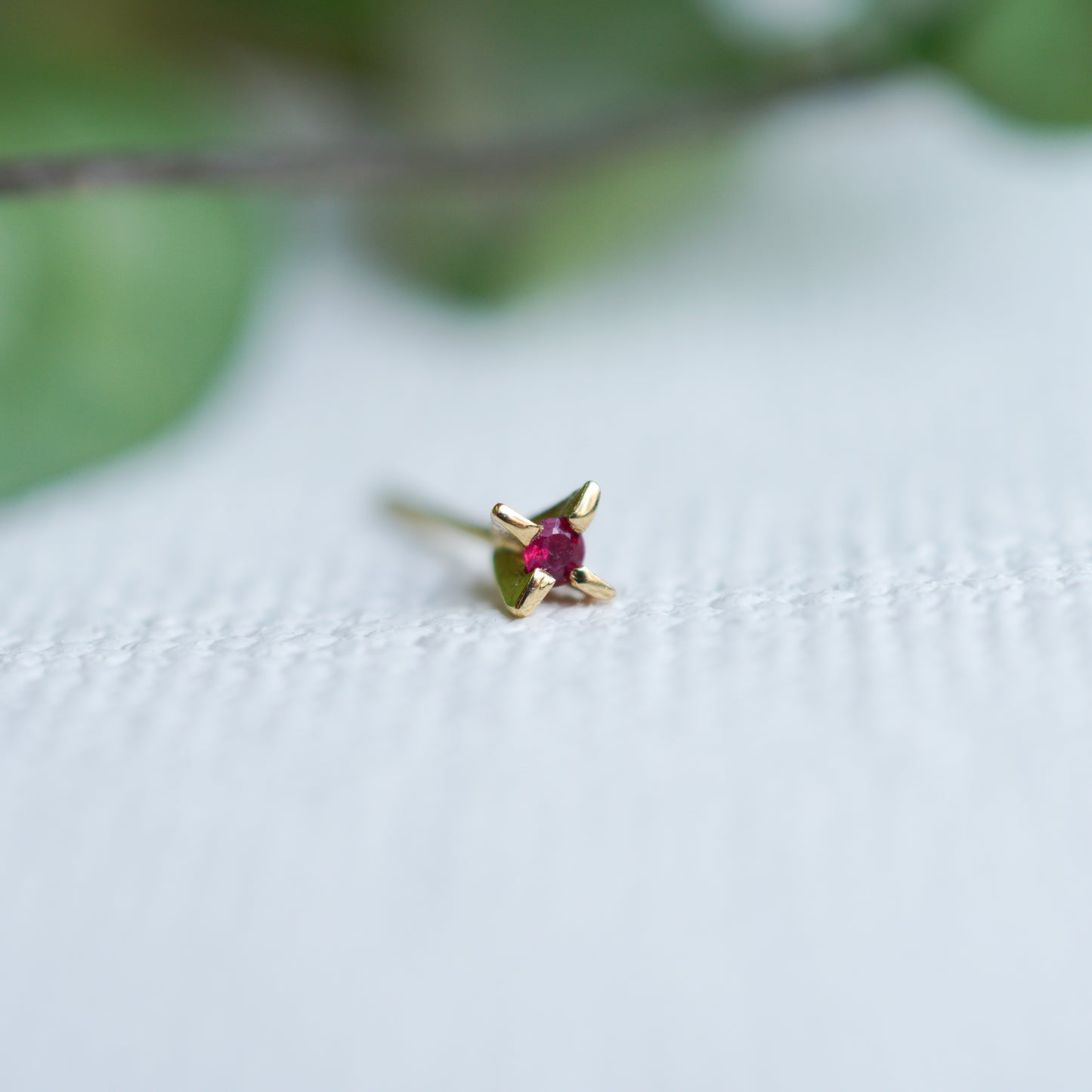 hp-19fw-626 ミニ立て爪 ピアス / ルビー