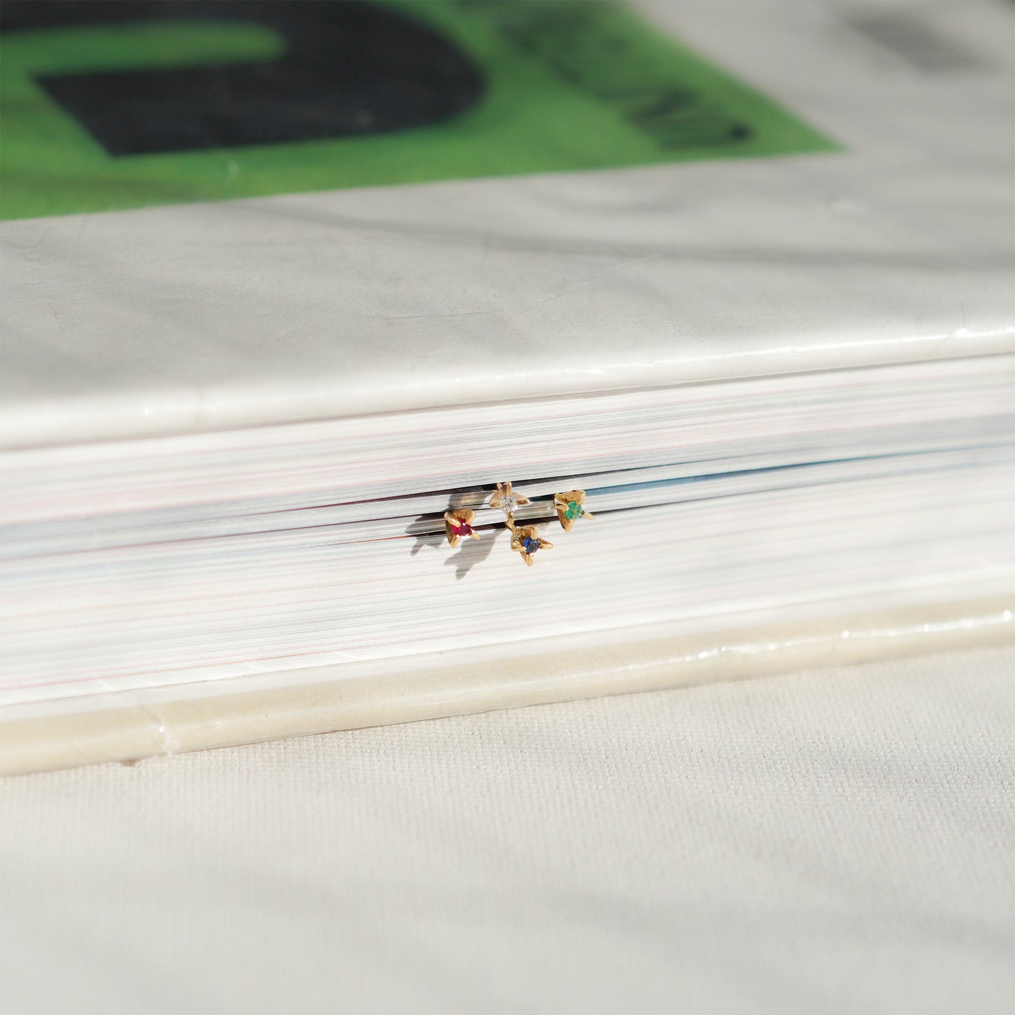 hp-19fw-625 ミニ立て爪 ピアス /ダイヤ