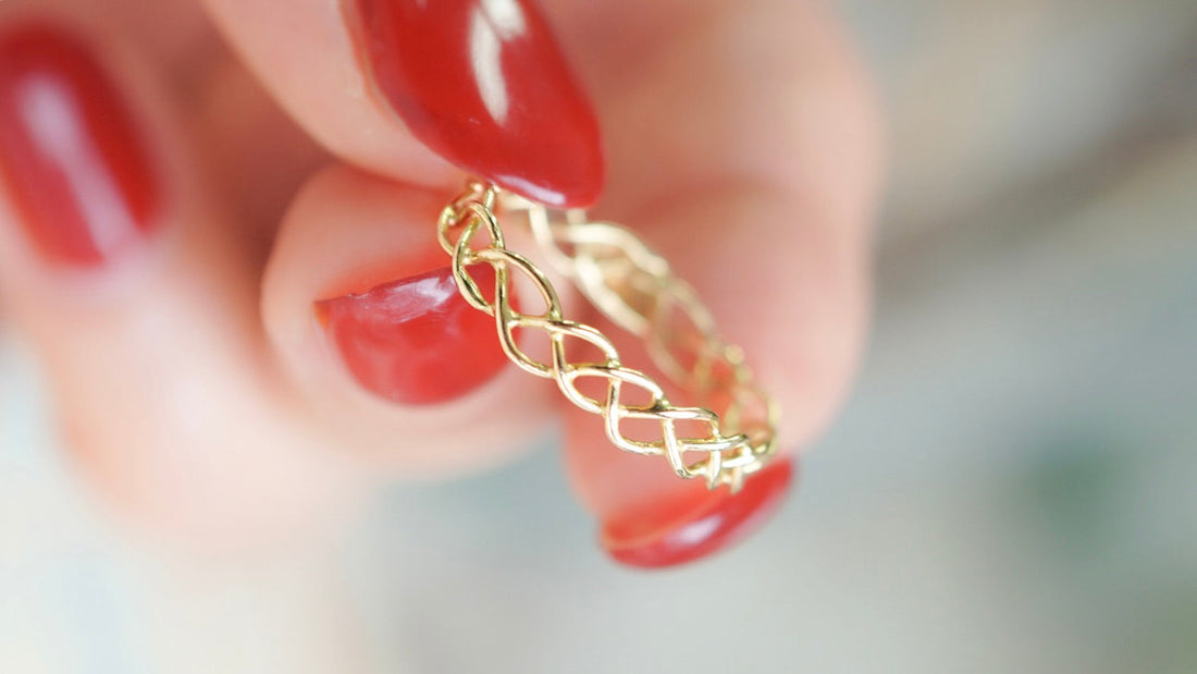 Staff Blog - 私物愛用リング紹介 重ね付けにお勧め"三つ編みリング" - 〈 vol.3 〉